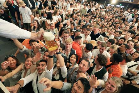 Nach der offiziellen Eröffnung fließt das Bier auf dem Oktoberfest.