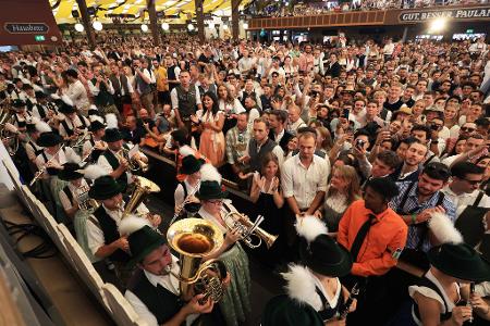 Andrang zur Eröffnung des Oktoberfestes in den Zelten. 