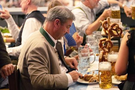 Ministerpräsident Söder beim Essen.