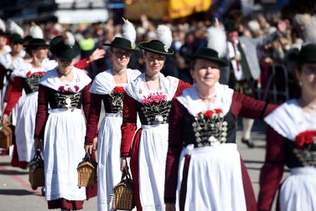 Beim Einzug der Wiesnwirte waren auch viele Trachtengruppen dabei.