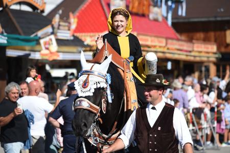 Das Münchner Kindl Franziska Inselkammer reitet zum Beginn des Oktoberfests auf die Theresienwiese.