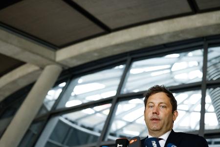 Verlangt von Verkehrsminister Schnieder Rechenschaft: Finanzminister Klingbeil. Verlangt von Verkehrsminister Schnieder Rechenschaft: Finanzminister Klingbeil.