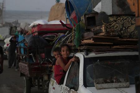 Es sind nur etwa 30 Kilometer von der Stadt Gaza bis in die südliche sogenannte humanitäre Zone. Aber für Hunderttausende, die mitten im Krieg über eine chronisch verstopfte Küstenstraße vor israelischen Bomben zu fliehen versuchen, ist es eine qualvolle Fahrt ins Ungewisse. 