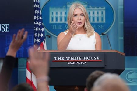Trumps Sprecherin Karoline Leavitt stellt klar, dass die Visa-Gebühr nicht jährlich erhoben wird. 