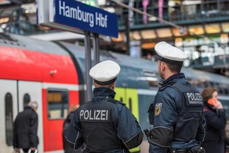 Eine Streife der Bundespolizei am Bahnsteig im Hamburger Hauptbahnhof-
Symbolfoto: Bundespolizei-