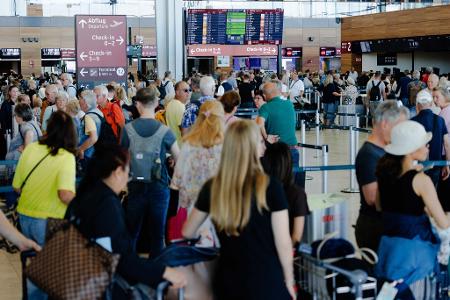 Langes Warten nach einem Cyberangriff am Berliner Flughafen.