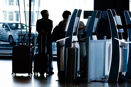 Nach einem Cyberangriff sollten Passagiere in Berlin am Flughafen eigenständig einchecken. 
