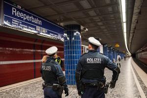 Eine Präsenzstreife der Bundespolizei am Bahnsteig in der S-Bahnstation Reeperbahn-
Symbolfoto: Bundespolizei-