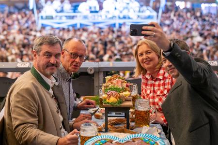 Selfie im Festzelt: Kanzler Merz besucht mit Kabinettsmitgliedern das Oktoberfest
