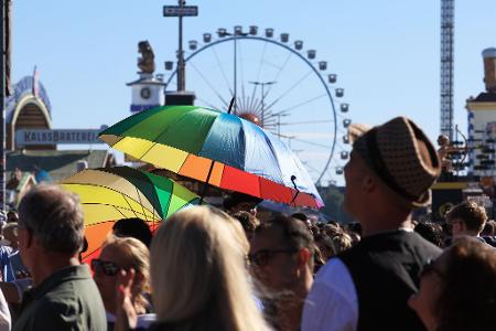 Hochsommerliche Temperaturen auf der Wiesn - da gewährten Schirme zumindest ein wenig Schatten.