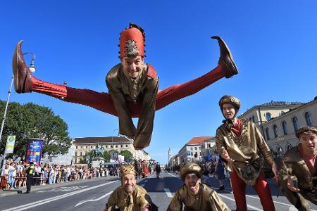 Beim Trachtenumzug am Sonntag waren auch Moriskentänzer dabei.