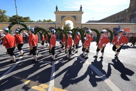 Eine Schefflergruppe beim Trachtenumzug in München.