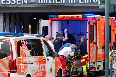 Eine verletzte Frau wird von Rettungskräften versorgt.