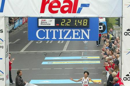 2001: Naoko Takahashi - 2:19:46 - Als erste Frau blieb dann Naoko Tkahashi unter der Marke von 2:20 Stunden. Ein Fabel-Rekord.