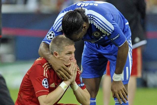 'Finale dahoam': Die bitterste Niederlage des FC Bayern - Im Champions-League-Endspiel 2012 kassierte der FC Bayern München gegen den FC Chelsea eine der bittersten Niederlagen der Vereinsgeschichte in der Allianz Arena. Erst zwei Minuten vor dem Ende der regulären Spielzeit köpfte Didier Drogba die Engländer in die Verlängerung, im Elfmeterschießen versagten dann Ivica Olic und Bastian Schweinsteiger die Nerven. Diese Stars standen im 'Finale dahoam' auf dem Platz: