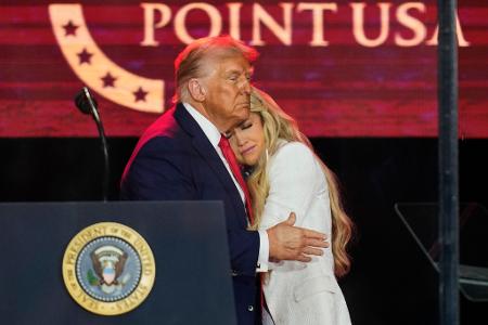 Kirks Witwe an Trumps Brust: Trauerfeier für den erschossenen Aktivisten Charlie Kirk.