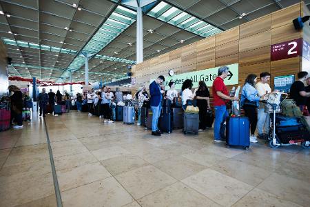 Auch am Montag müssen Reisende am Berliner Flughafen BER mit Verspätungen und Wartezeiten rechnen. 