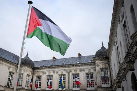 Einige französische Kommunen haben die palästinensische Flagge gehisst. Einige französische Kommunen haben die palästinensische Flagge gehisst.