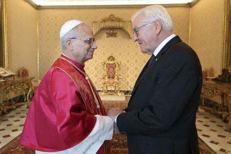 Bundespräsident Steinmeier trifft dem Papst bei Privataudienz. Bundespräsident Steinmeier trifft dem Papst bei Privataudienz.