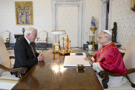 Steinmeier lädt den Papst zu Besuch nach Deutschland ein. 