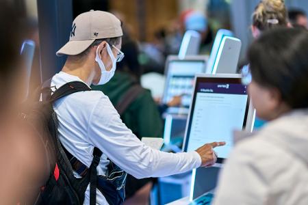 Die Passagiere bekommen die Auswirkungen des Cyberangriffs noch am Montag zu spüren.