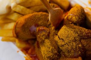 Wurst, Tomatensauce, englisches Curry: In "Peter Pomm's Pusztetten-Stube" wird Currywurst immer noch genauso zubereitet wie vor fast 90 Jahren.
