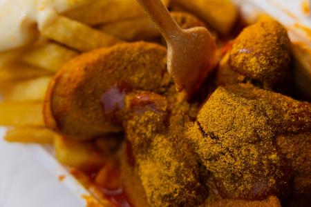 Wurst, Tomatensauce, englisches Curry: In  Wurst, Tomatensauce, englisches Curry: In