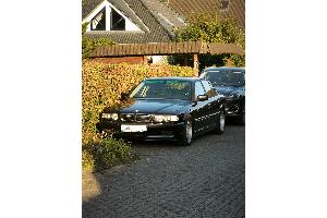Die Polizei fahndet nach diesem entwendeten BMW 750i (Baujahr 1999).