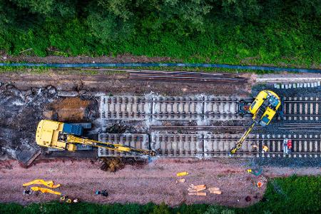 Die marode Infrastruktur belastet das System Bahn seit Jahren. In den kommenden Jahren muss daher viel gebaut werden - wie hier auf der Strecke zwischen Hamburg und Berlin. (Archivbild)