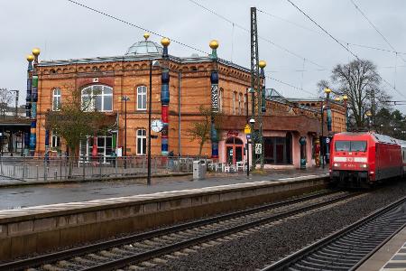 Warum die Oberleitung in Uelzen kaputt gegangen ist, war zunächst unklar. Ein umgefallener Baum soll es nicht gewesen sein, sagte eine Bahnsprecherin. 