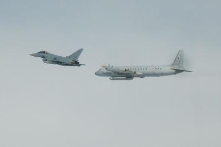Dieses von der Luftwaffe zur Verfügung gestellte Foto zeigt einen Eurofighter der Bundeswehr (l) und ein russisches Aufklärungsflugzeug. (Archivbild)