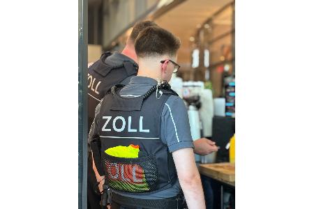 Quelle: Hauptzollamt Duisburg, Einsatzkräfte bei der Prüfung, 2025