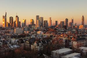 Das Risiko für eine Immobilienblase in Frankfurt ist nach Einschätzung der Schweizer Bank UBS gesunken (Archivbild).