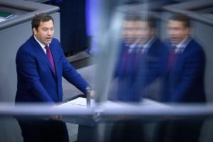 Klingbeil schwört im Bundestag auf harte Zeiten ein. 