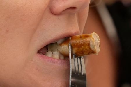 Es geht um die Wurst. Ein Jurymitglied nimmt an der traditionellen Wurstprüfung auf dem Oktoberfest teil. 