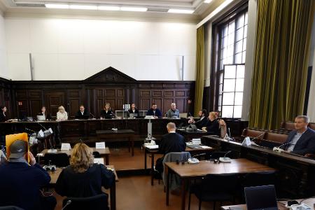 Die Verteidigung befragt den Nebenkläger, Christina Blocks Ex-Mann Stephan Hensel, stundenlang.