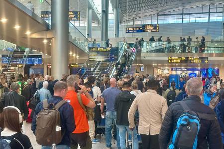 Die Lage am Flughafen Kopenhagen am Vormittag.