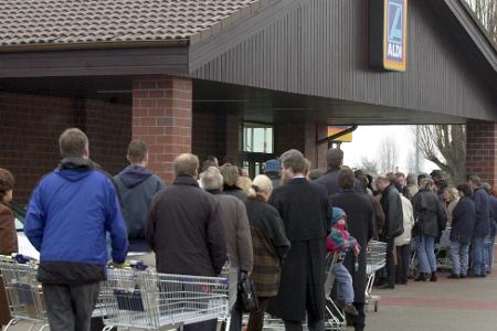 Schlangestehen für einen Aldi-PC. (Archivbild)
