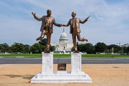 Ein Protestkunstwerk auf der National Mall in der Nähe des Kapitols in Washington stellt US-Präsident Donald Trump und Jeffrey Epstein dar.