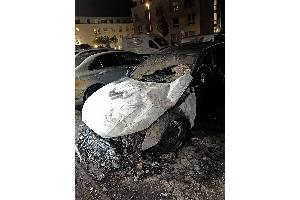 In Monheim am Rhein brannte in der Nacht auf Mittwoch unter anderem dieser Mercedes aus.