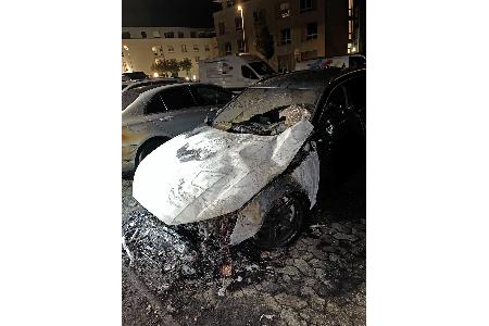 In Monheim am Rhein brannte in der Nacht auf Mittwoch unter anderem dieser Mercedes aus.