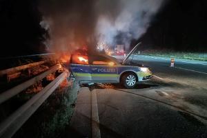 Streifenwagen wurde bei Unfall beschädigt und geriet in Brand