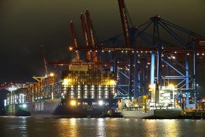 Die Wirtschaft hat sich in den einzelnen Bundesländern sehr unterschiedlich entwickelt. Hamburg, dessen Hafen hier zu sehen ist, hat zugelegt. (Archivbild) 