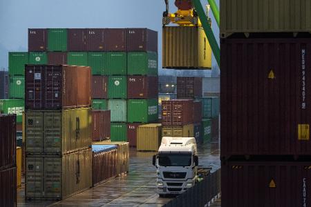 Die Wirtschaft hat sich in den einzelnen Bundesländern sehr unterschiedlich entwickelt. In Baden-Württemberg - hier zu sehen der Hafen Stuttgart - ging es nach unten. (Archivbild)
