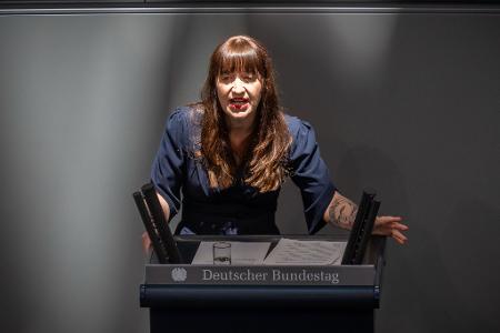 Reichinnek bleibt bei Kritik an Sozialreformen.