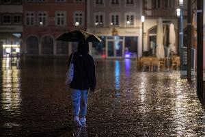Der Regenschirm darf im Süden in den kommenden Tagen nicht fehlen. 