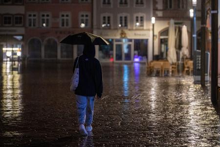 Der Regenschirm darf im Süden in den kommenden Tagen nicht fehlen. 