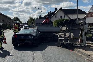 Der Mustang prallte gegen den Anhänger und kam am Heck des Pritschenwagens zum Stehen. 
Foto: Polizei Minden-Lübbecke
