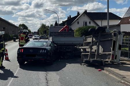 Der Mustang prallte gegen den Anhänger und kam am Heck des Pritschenwagens zum Stehen.
Foto: Polizei Minden-Lübbecke