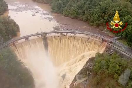 Das Standbild aus einem Video der italienischen Feuerwehr zeigt den Fluss Valla.